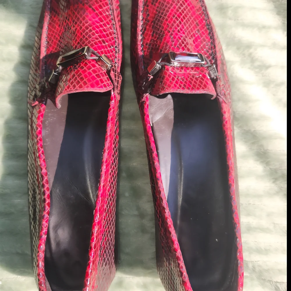 Stuart Weitzman Red Snakeskin Women's Slip-On Loafers w/Glossy Finish Sz. 10.5 - Picture 2 of 16